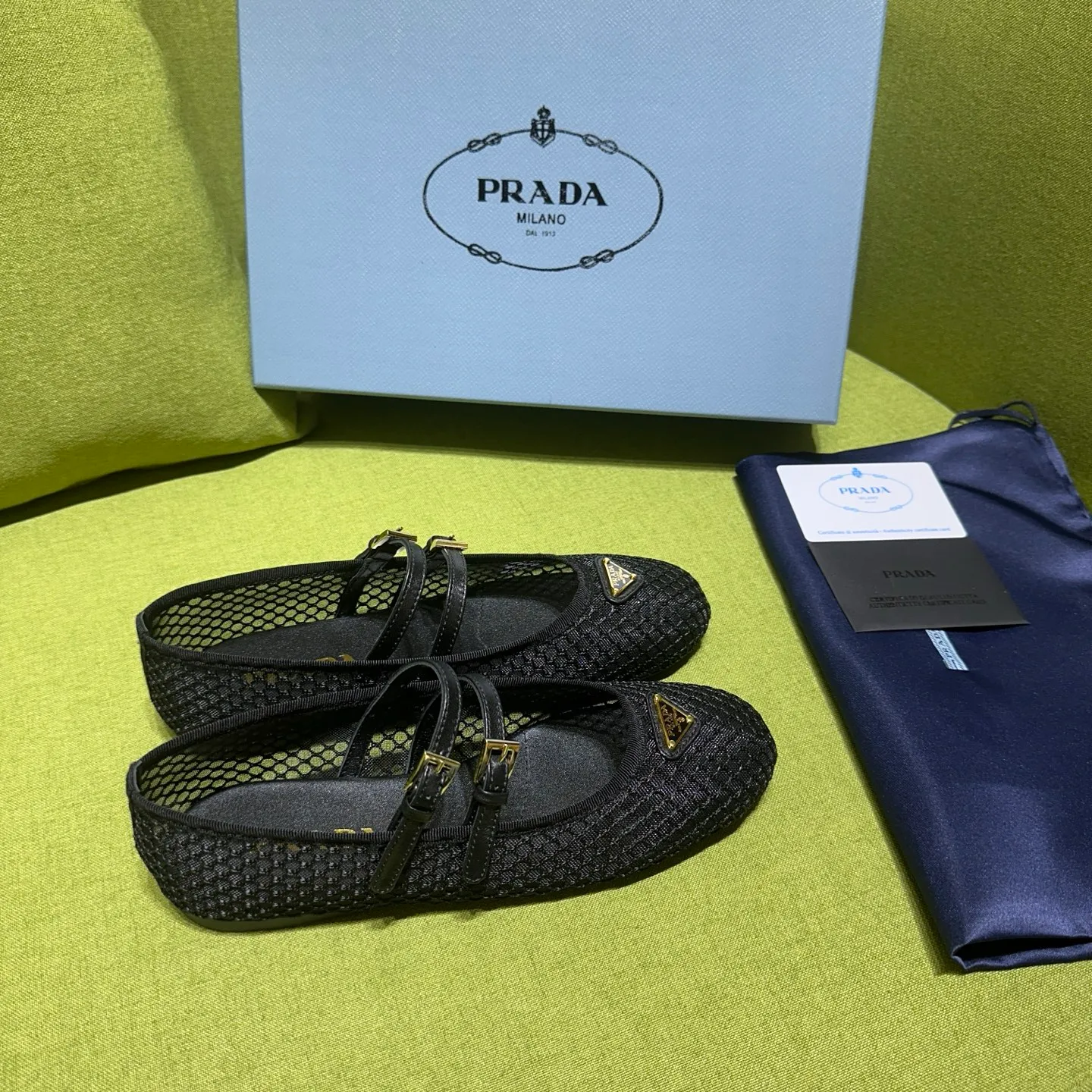 👟👟Ex-factory price 500👟👟 Prada 25ss new style for early spring🔥🔥✨ 🌟 Recommended by major bloggers in Xiaohongshu, developed 1-1 to highlight classic charm. Open molded outsole. Imported mixed breed sheep lining. These ballet flats have a feminine silhouette and classic details for a sophisticated and timeless style. The mesh fabric is reinterpreted with lace patterns, which is delicate and unique. The upper is embellished with a narrow band and an engraved logo metal buckle. Enamel-coated triangular metal logo. 5mm one-piece rubber sole, decorated with hot-stamped logo. Code number: 35 to 42 (40-42 customized, non-refundable)